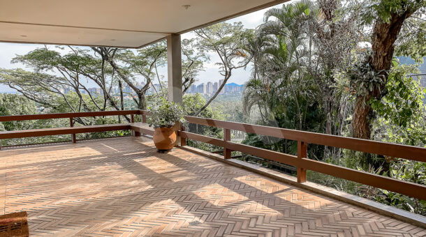 imagem da varanda da casa excelente duplex em Itanhangá á venda
