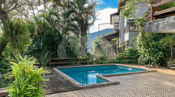 imagem da área externa com piscina da casa excelente duplex em Itanhangá á venda