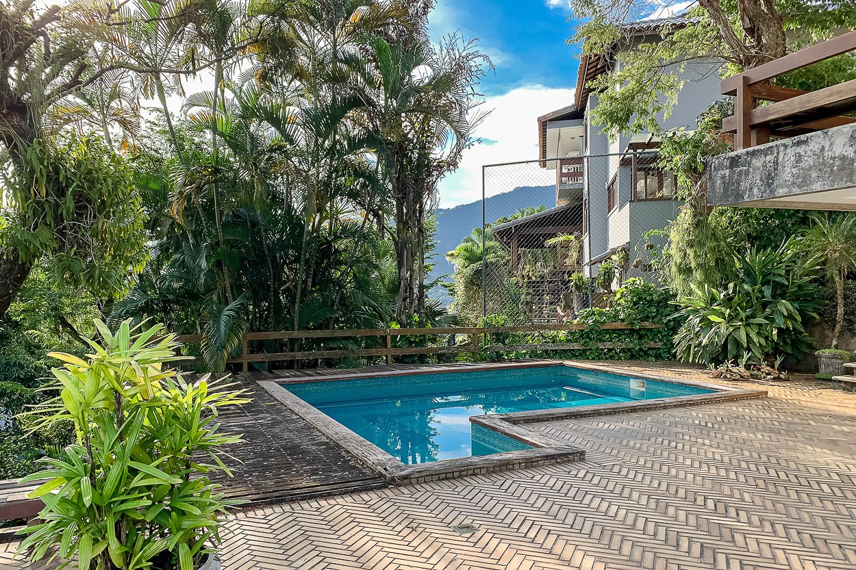 imagem da área externa com piscina da casa excelente duplex em Itanhangá á venda