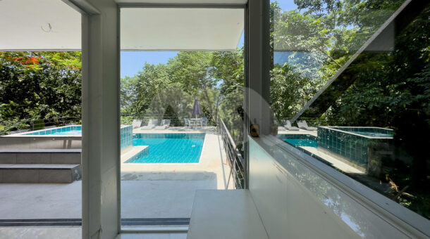 Imagem frontal da piscina do imóvel de luxo à venda.