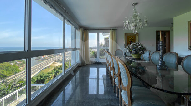 imagem da sala de jantar com vista para o mar da casa triplex com vista para o mar no Joá à venda