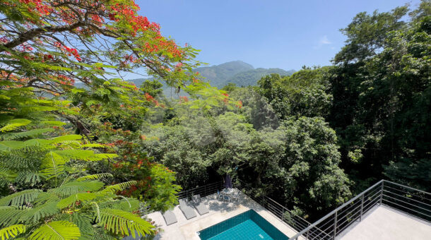 Imagem áerea da piscina da casa à venda no itanhangá.