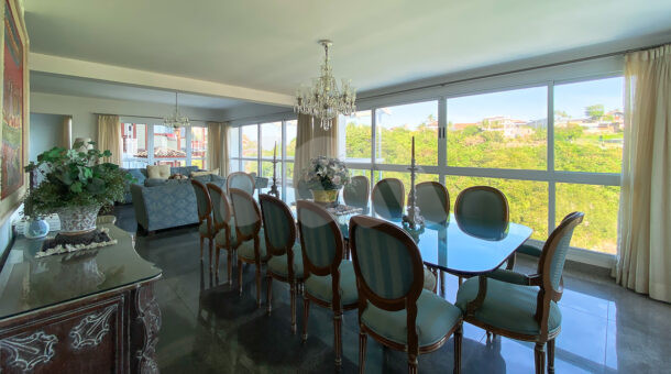 imagem da sala de jantar com mesa de 14 lugares da casa triplex com vista para o mar no Joá à venda