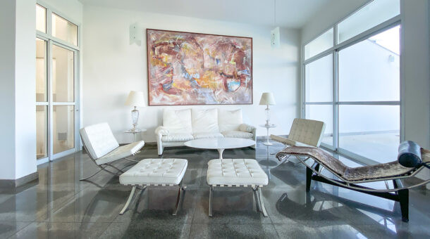 imagem da sala de estar da casa triplex com vista para o mar no Joá à venda