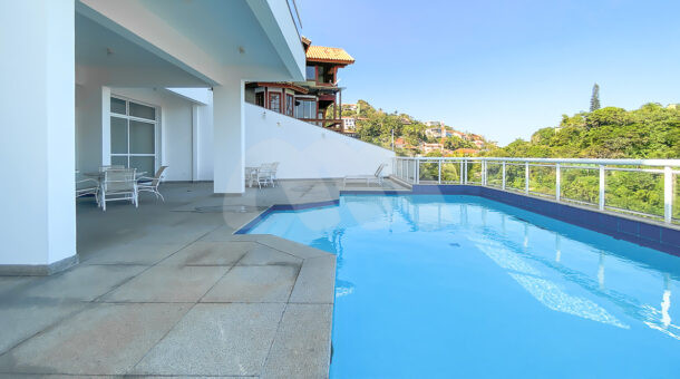 imagem da piscina da casa triplex com vista para o mar no Joá à venda