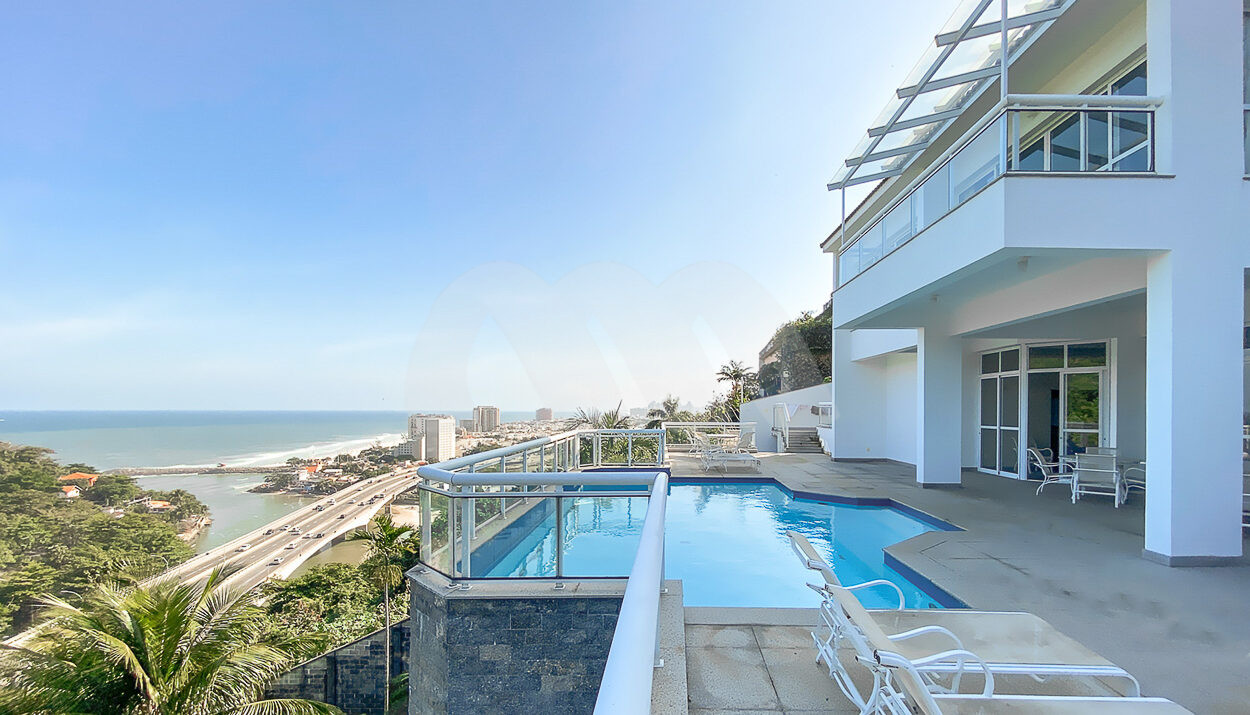 imagem da área de lazer com piscina da casa triplex com vista para o mar no Joá à venda