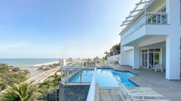 imagem da área de lazer com piscina da casa triplex com vista para o mar no Joá à venda