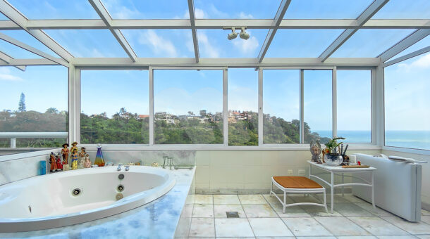 imagem da hidromassagem da casa triplex com vista para o mar no Joá à venda