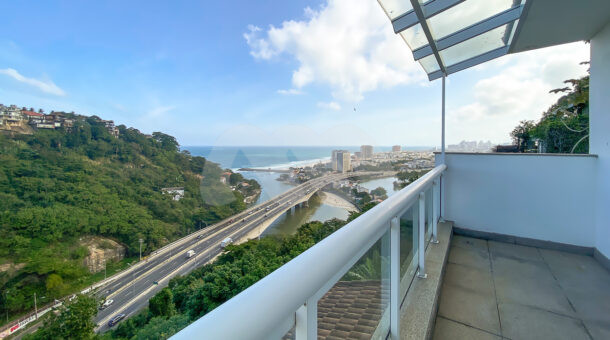 imagem da varanda da suite da casa triplex com vista para o mar no Joá à venda