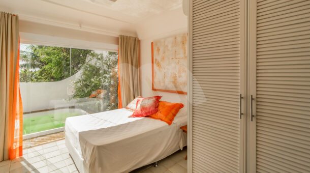 Imagem de quarto com cama de casal e acesso a jacuzzi da Casa à venda no Jackson de Figuereido no Joá