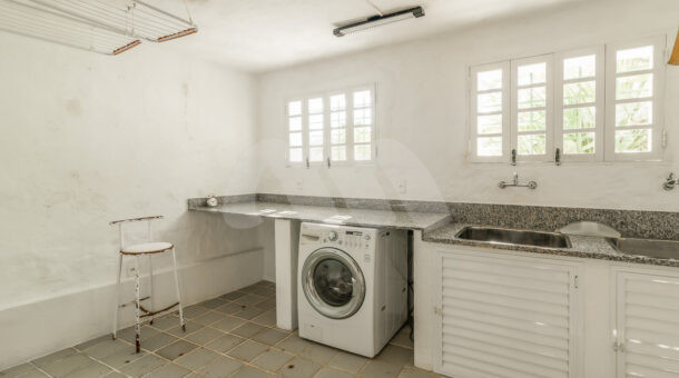 Imagem de lavanderia com bancada e secadores da Casa à venda no Jackson de Figuereido no Joá