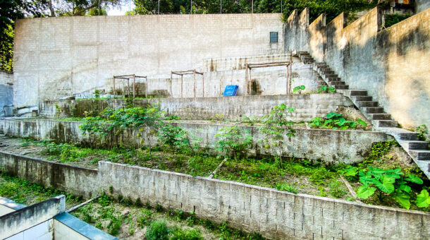 Imagem de horta em fundos de casa triplex a venda em jacarepaguá
