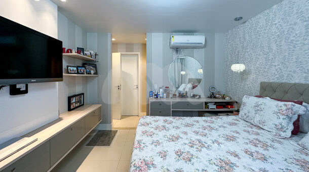 Imagem de quarto com cama e aparador da Casa Duplex à venda no Private no Recreio dos Bandeirantes