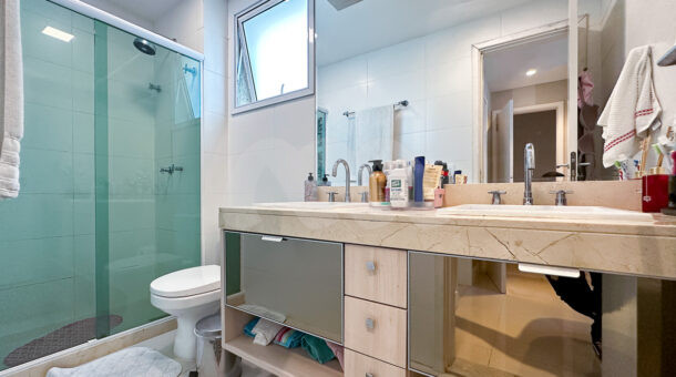 Imagem de banheiro com armario planejado da Casa Duplex à venda no Private no Recreio dos Bandeirantes
