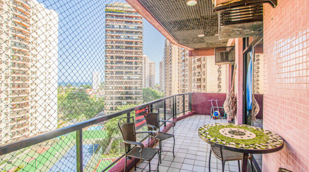 Imagem da varanda do apartamento com vista mar à venda na Barra da Tijuca
