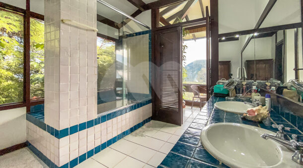 Banheiro suíte com banheira e vista incrivel - Mansão à venda na Muller Imóveis