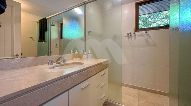 Imagem do banheiro da suíte da casa com estilo clássico à venda no itanhangá