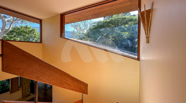 Imagem da escada de madeira da casa com estilo clássico à venda no itanhangá