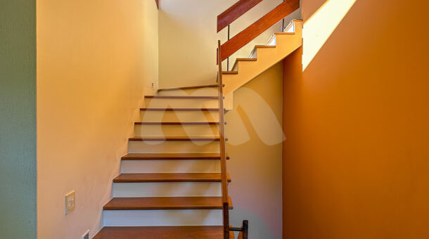 Imagem da escada de madeira da casa com estilo clássico à venda no itanhangá