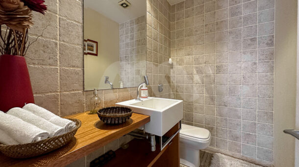 Imagem do lavabo da casa com estilo clássico à venda no itanhangá