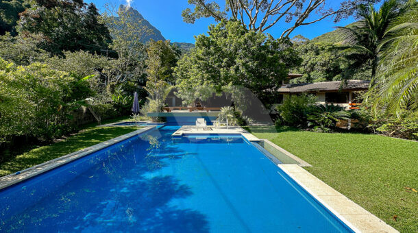 Imagem da ampla piscina da casa com estilo clássico à venda no itanhanga