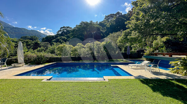 Imagem da ampla piscina com jardim gramado da casa com estilo clássico à venda no itanhanga