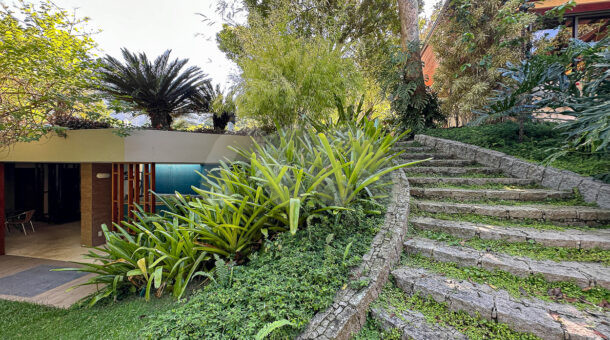 Imagem da área externa com jardim da casa com estilo clássico à venda no itanhanga