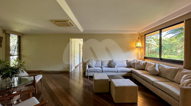 Imagem da sala com piso de madeira da casa com estilo clássico à venda no itanhanga