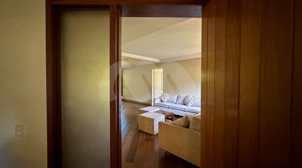Imagem da sala da casa com estilo clássico à venda no itanhangá