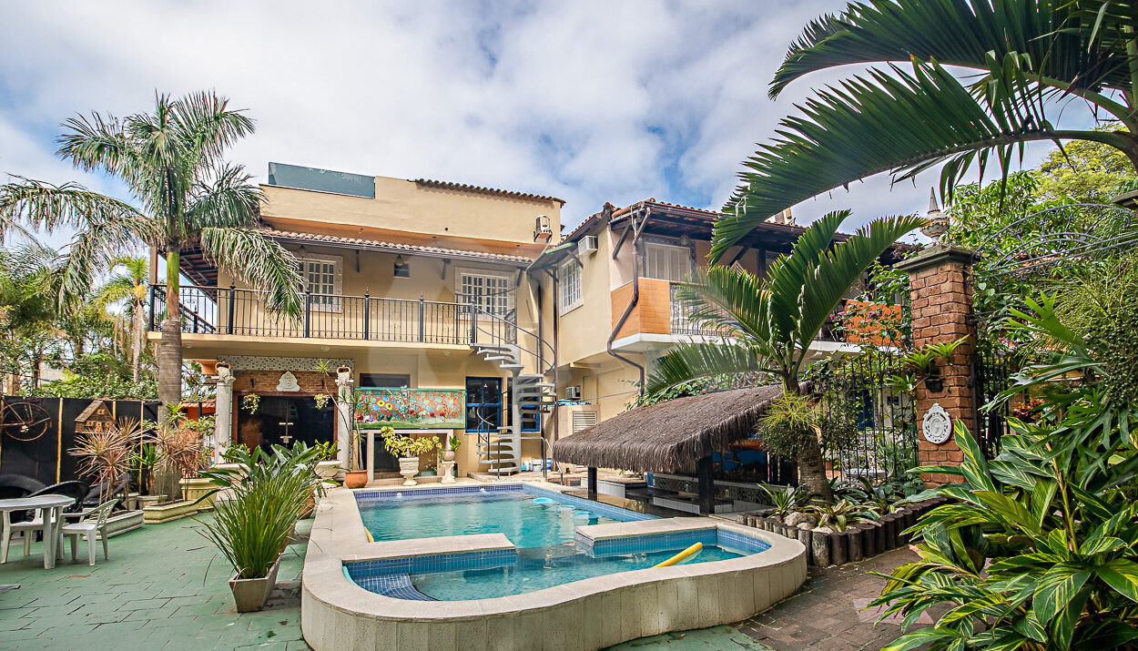 Fachada - Incrível Casa Duplex na Praia dos Amores - À venda na Muller Imóveis