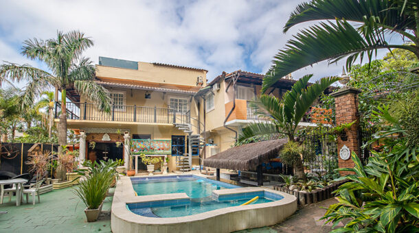 Fachada - Incrível Casa Duplex na Praia dos Amores - À venda na Muller Imóveis