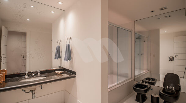 imagem do banheiro da primeira suite da casa triplex no Joá à venda