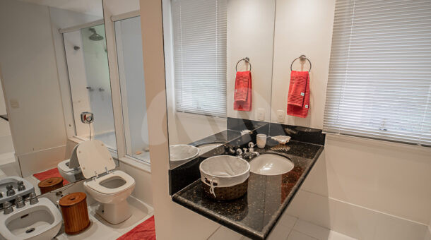 imagem do banheiro da segunda suite da casa triplex no Joá à venda