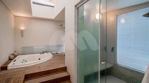 imagem do banheiro com hidromassagem da primeira suite da casa triplex no Joá à venda