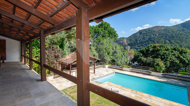 Imagem da varanda com vista da piscina da mansão contemporânea à venda.