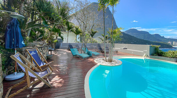 imagem da piscina com vista para o mar de entrada da casa com 9 quartos em Joá à venda