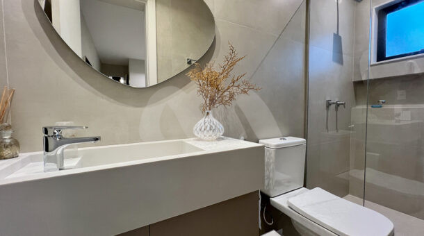 Imagem de banheiro com bancada planejada da Casa Triplex à venda no Riviera del Sol no Recreio dos Bandeirantes