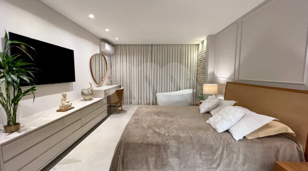 Imagem de suite com cama de casal da Casa Triplex à venda no Riviera del Sol no Recreio dos Bandeirantes