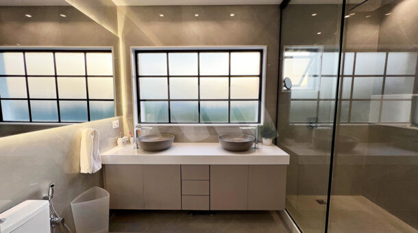 Imagem de banheiro com cuba dupla e chuveiro da Casa Triplex à venda no Riviera del Sol no Recreio dos Bandeirantes
