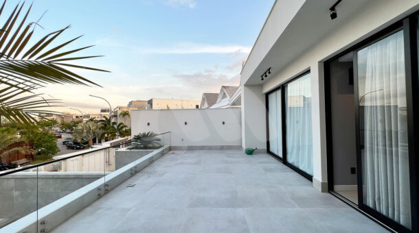 Imagem de amplo terraço da Casa Triplex à venda no Riviera del Sol no Recreio dos Bandeirantes