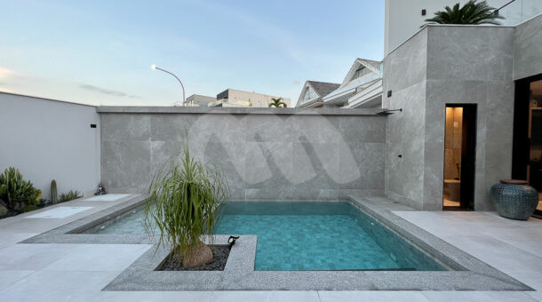 Imagem de piscina com prainha da Casa Triplex à venda no Riviera del Sol no Recreio dos Bandeirantes