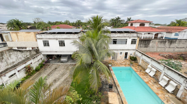 Imagem aerea da piscina da mansão à venda em bairro nobre.