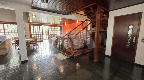 Imagem da escadaria com detalhes em madeira da casa à venda na Barra da tijuca.Imagem da escadaria com detalhes em madeira da casa à venda na Barra da tijuca.