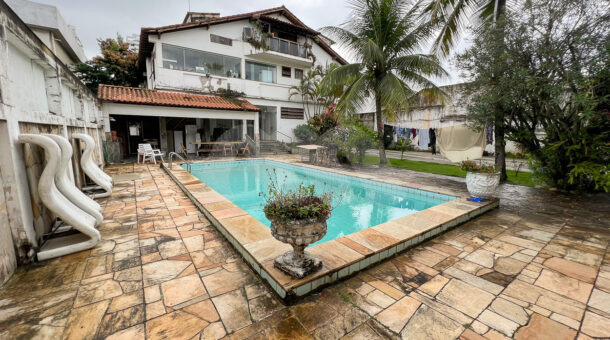 Imagem lateral da piscina da casa à venda.