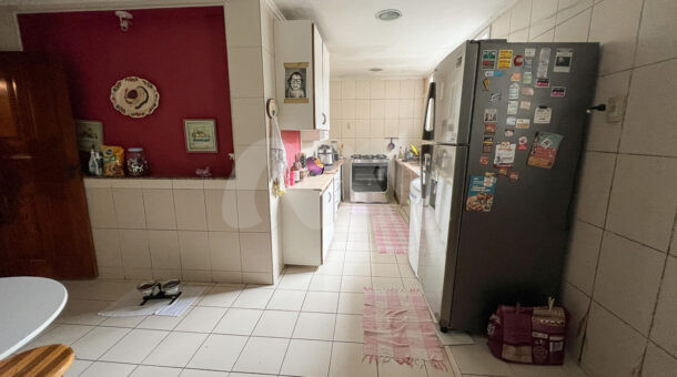 Imagem lateral da cozinha com vista da geladeira do belissimo imóvel na Barra.