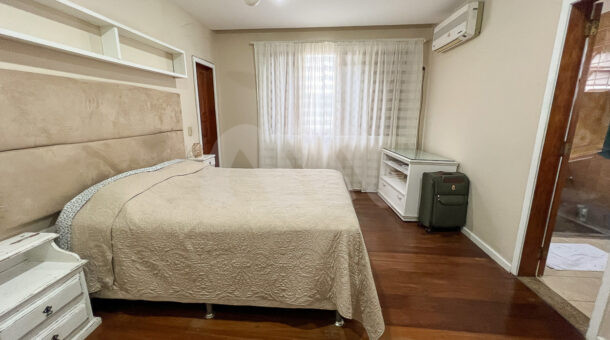 Imagem lateral da suite da casa à venda na Barra da tijuca.