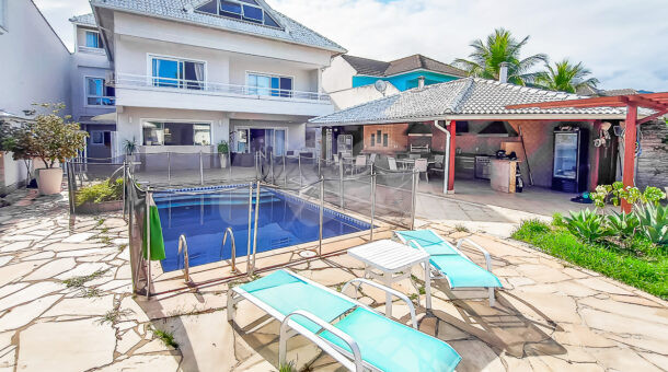 Imagem da area externa com piscina da casa triplex à venda no Vivendas do Sol no Recreio dos Bandeirantes