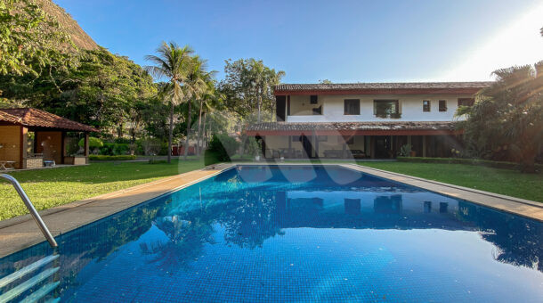 Imagem da ampla piscina da linda mansão duplex à venda no Itanhangá