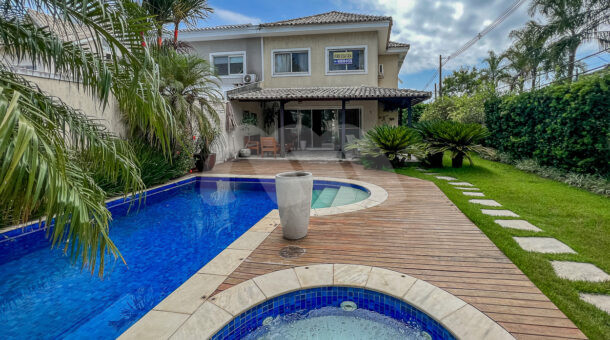 Imagem de fachada com piscina da Casa Duplex à venda no Portofino no Recreio dos Bandeirantes