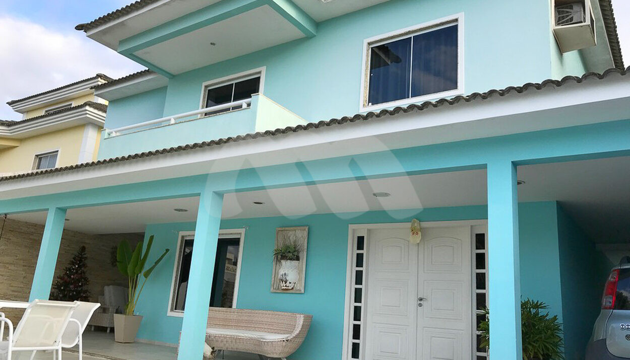 Imagem frontal da casa à venda no condomínio Vale do Ipê.